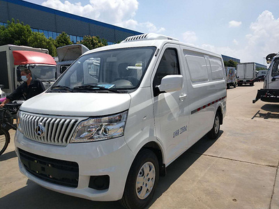 國六長(cháng)安睿行M80面包冷藏車(chē)